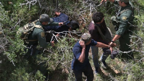 Agentes de la Patrulla Fronteriza detienen a inmigrantes cerca de Falfurrias, Texas.