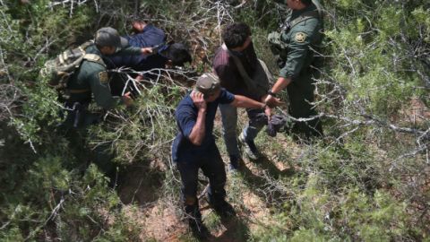 Agentes de la Patrulla Fronteriza detienen a inmigrantes cerca de Falfurrias, Texas.