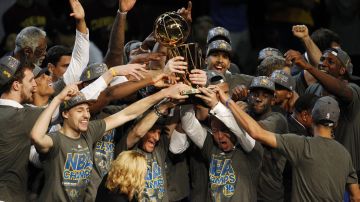 Los Warriors de Golden State se proclamaron nuevos campeones de la NBA al vencer hoy a domicilio por 97-105 a los Cavaliers de Cleveland en el sexto partido de la serie que disputaron al mejor de siete y ganaron por 4-2. EFE/LARRY W. SMITH/PROHIBIDO SU USO EN CORBIS