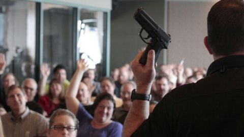 Un instructor de armas  ofrece entrenamiento gratis a maestros en West Valley Utah.