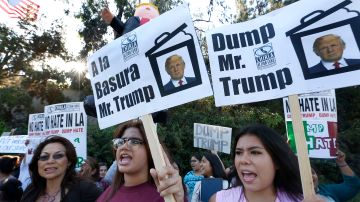 Los manifestantes expresaron su desacuerdo con las palabras de Donald Trump. (Aurelia Ventura)