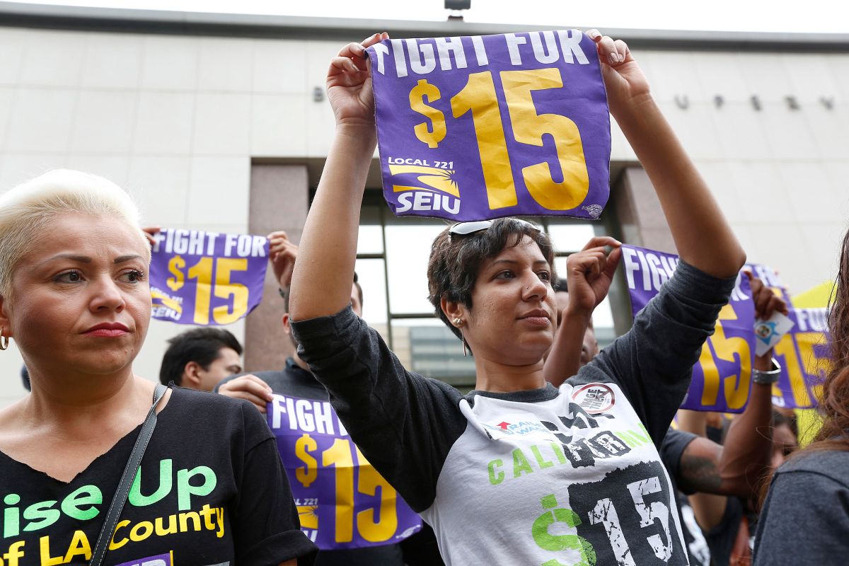 Activistas logran sus reclamos de aumento del salario mínimo en el Condado de Los Ángeles.