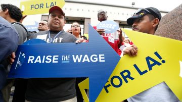 Desde principios del año, grupos sindicales han empujado por aumentos al salario mínimo, tanto en la ciudad, como todo el condado de Los Ángeles. /AURELIA VENTURA