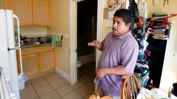 El inquilino Felipe Navarro señala las áreas de su apartamento que necesitan reparaciones.