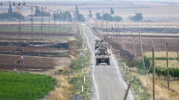 Un tanque turco patrulla a lo largo de la frontera con Siria cerca de la localidad de Kilis, en el sureste de Turquía.