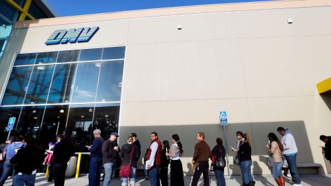 GREAT NUMBER OF PEOPLE SEEK DRIVERS LICENSE AT THE STANTON DMV