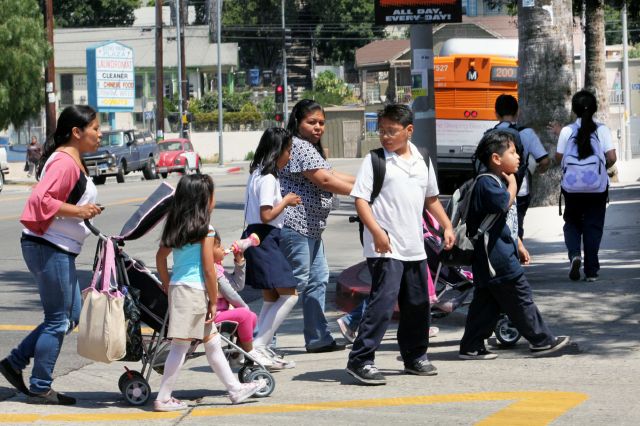 Inmigrantes sí logran integración aunque lo paguen con su salud