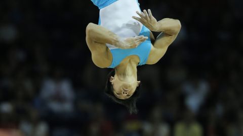 Jorge Vega vuela durante su rutina del martes en la prueba de ejercicios libres de gimnasia en Toronto.