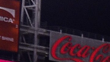 Mike Trout posa con su trofeo de "MVP" del Juego de Estrellas en el estadio de los Rojos. Una joya más para su galería personal.