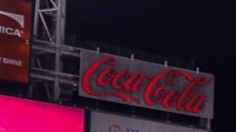 Mike Trout posa con su trofeo de "MVP" del Juego de Estrellas en el estadio de los Rojos. Una joya más para su galería personal.