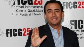 Adal Ramones es acosado.