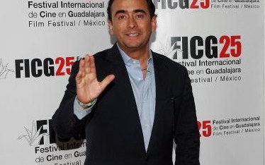 Adal Ramones es acosado.