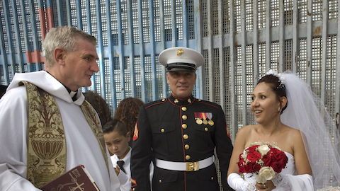 PAREJA SE SOBREPONE A DEPORTACIÓN Y SE CASAN EN MURO FRONTERIZO DE EEUU-MÉXICO