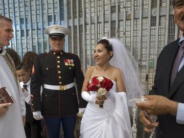 PAREJA SE SOBREPONE A DEPORTACIÓN Y SE CASAN EN MURO FRONTERIZO DE EEUU-MÉXICO