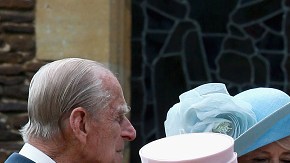 La Reina Isabel, en rosa, mira a la recién bautizada Charlotte, en brazos de su madre, Kate Middleton.