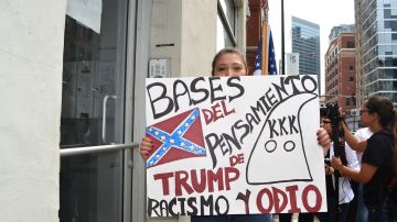 Marcela Catalán, originaria de Indiana muestra su pancarta contra el odio y racismo.
