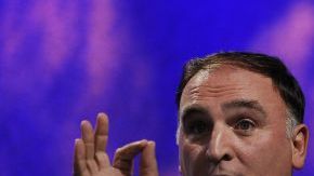 El chef español José Andrés ue premiado como ejemplo de contribución al país por el presidente Obama.