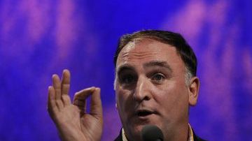 El chef español José Andrés ue premiado como ejemplo de contribución al país por el presidente Obama.