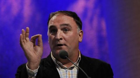 El chef español José Andrés ue premiado como ejemplo de contribución al país por el presidente Obama.