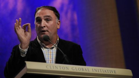 El chef español José Andrés ue premiado como ejemplo de contribución al país por el presidente Obama.