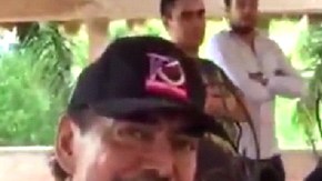 El cantante lució sonriente al lado de sus invitados.