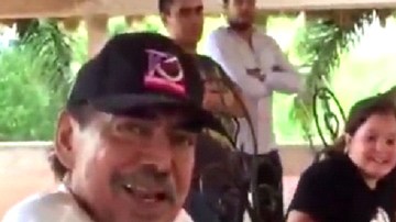 El cantante lució sonriente al lado de sus invitados.