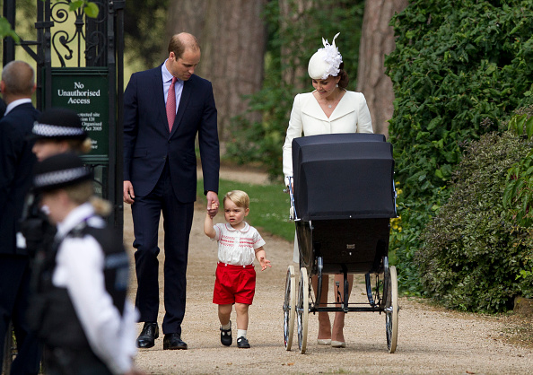 Así llegaron a la iglesia el Principe William, su hijo George, la duquesa de Cambridge Kate Middleton y la pequeña Charlotte dentro del carruaje.