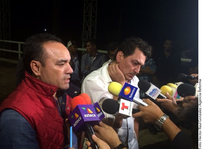 Federico Figueroa y José Manuel Figueroa, hermano e hijo de Joan Sebastian, durante su encuentro con los medios tras la muerte del cantante.