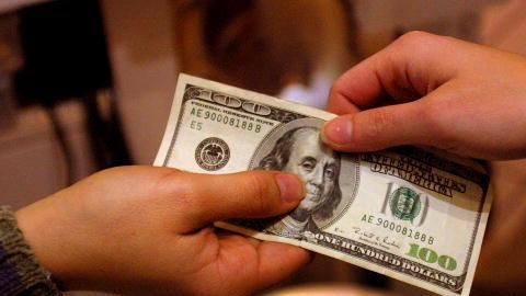 El dólar pierde terreno ante su par mexicano.