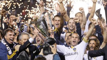 Bruce Arena y Landon Donovan encabezan la celebración por la corona de 2011, uno de los mejores planteles de la historia del club.