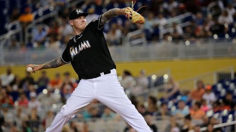 Mat Latos, de los Marlins, podría convertirse en el tercer abridor de los Dodgers.