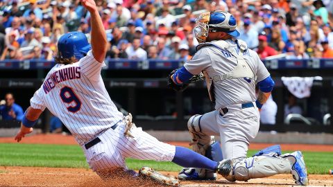 Kirk Nieuwenhuis llega quieto a home en la tercera entrada y rompe así la cadena de más de 45 innings de Zack Greinke sin permitir carrera.