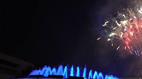 En el Grand Park en el Downtown de LA los fuegos artificiales se dispararán desde edificios a su alrededor.