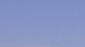 Un hombre trabaja en la cosecha de fresas en Oxnard, California.