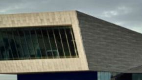 La foto muestra a un auto esculpido de manera espectacular.