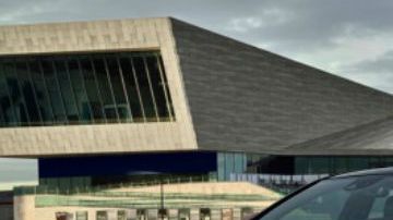 La foto muestra a un auto esculpido de manera espectacular.