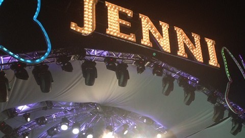 Con un letrero de luces alusivo a la homenajeada Jenni Rivera, Gaby Spanic dejó el escenario.