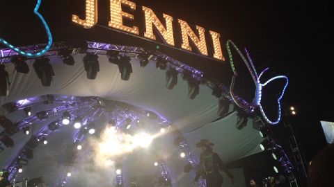 Con un letrero de luces alusivo a la homenajeada Jenni Rivera, Gaby Spanic dejó el escenario.