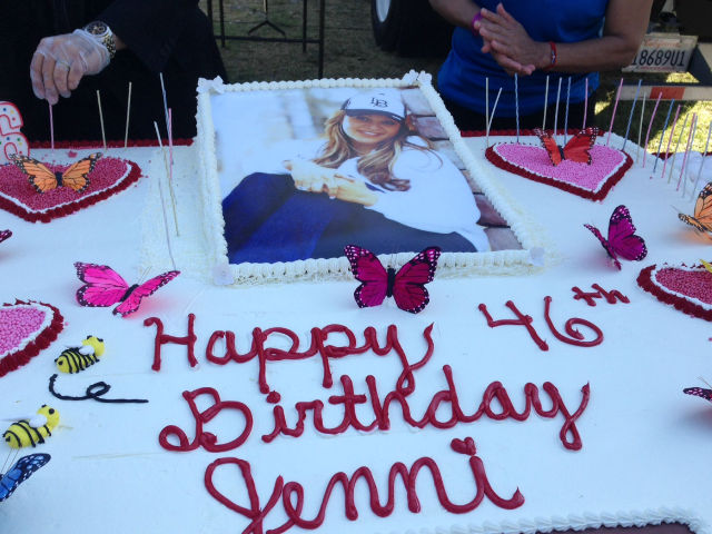 Fans festejan a Jenni Rivera en su cumpleaños (FOTOS) - La Opinión