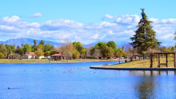 Lake Balboa, junto a Grifith Park o Elyisian Park, son tres de las opciones para pasar un día en el parque con la familia o amigos.