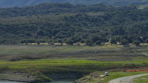 La situación del lago, que abastece a la ciudad de Santa Bárbara, llegó a ser tan extrema que se pensó en reabrir una planta desalinizadora para conseguir agua potable.