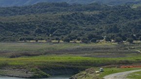 La situación del lago, que abastece a la ciudad de Santa Bárbara, llegó a ser tan extrema que se pensó en reabrir una planta desalinizadora para conseguir agua potable.