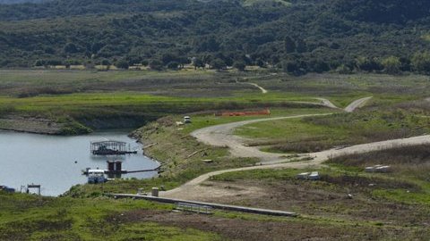 La situación del lago, que abastece a la ciudad de Santa Bárbara, llegó a ser tan extrema que se pensó en reabrir una planta desalinizadora para conseguir agua potable.