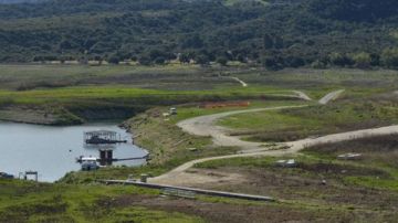 La situación del lago, que abastece a la ciudad de Santa Bárbara, llegó a ser tan extrema que se pensó en reabrir una planta desalinizadora para conseguir agua potable.
