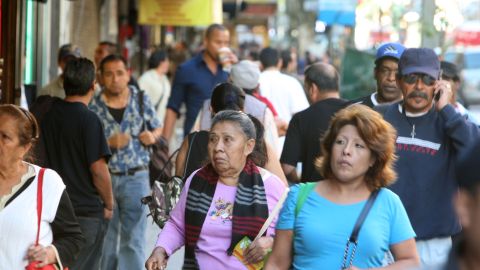 Latinos sobrepasan a los anglosajones en la población de California.