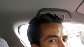 Beneficiario de la AB60 muestra su licencia con orgullo.