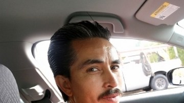 Beneficiario de la AB60 muestra su licencia con orgullo.