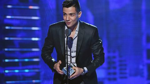 Luis Coronel no puede ocultar su sonrisa al recibir uno de los cuatro galardones que ganó durante 'Premios Juventud 2015'.