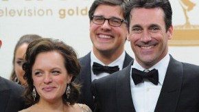 De izq. a der., el elenco y equipo de 'Mad Men' conformado por Elisabeth Moss, Jon Hamm, Matthew Weiner y Christina Hendricks.