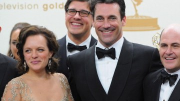 De izq. a der., el elenco y equipo de 'Mad Men' conformado por Elisabeth Moss, Jon Hamm, Matthew Weiner y Christina Hendricks.